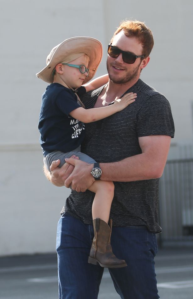 tai tu chris pratt xuat hien tuoi tan ben con trai sau khi chia tay vo