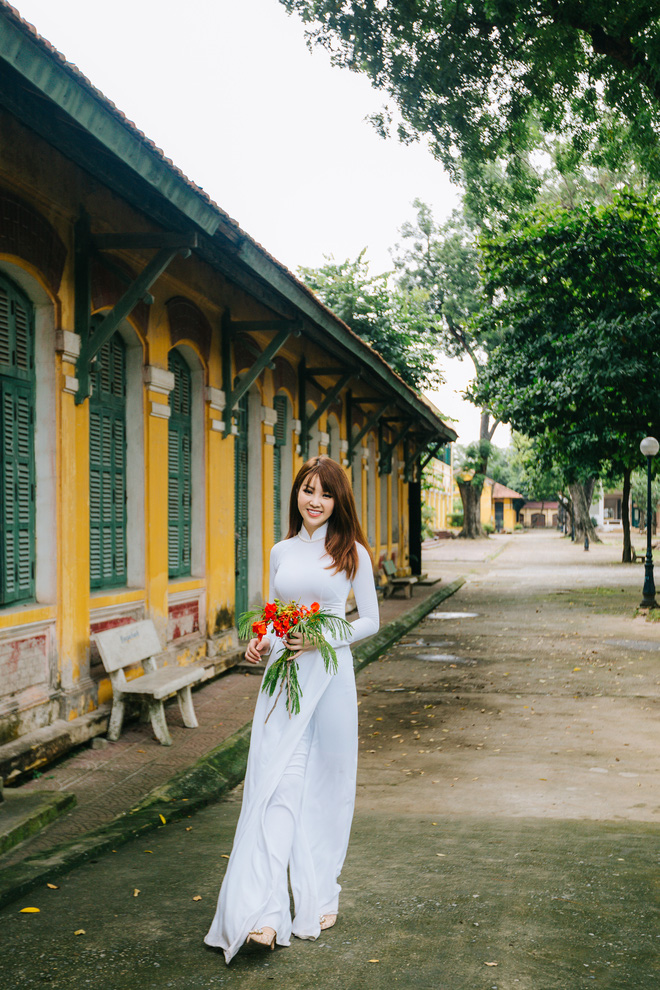 nhan sac khac la cua a hau thuy van khi dien ao dai trang