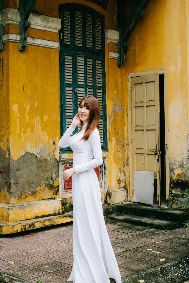 nhan sac khac la cua a hau thuy van khi dien ao dai trang