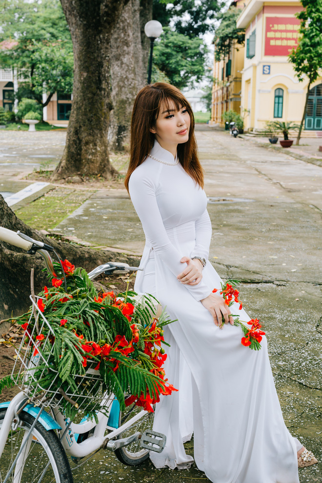 nhan sac khac la cua a hau thuy van khi dien ao dai trang