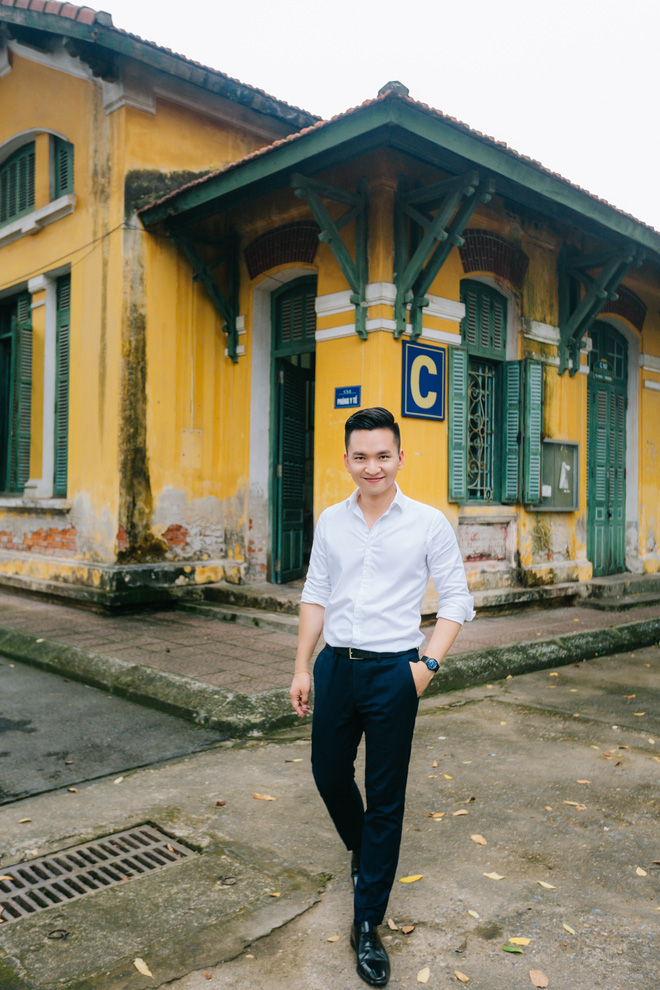 nhan sac khac la cua a hau thuy van khi dien ao dai trang