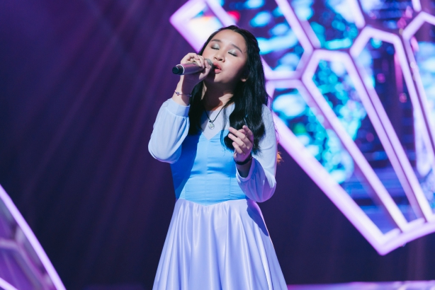 uyen linh thanh bui phan khich vi co be xinh xan hat cuc hay