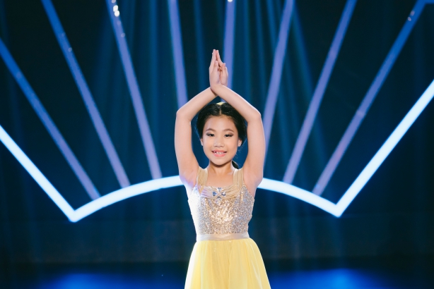 uyen linh thanh bui phan khich vi co be xinh xan hat cuc hay