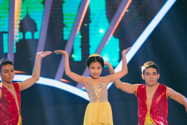 uyen linh thanh bui phan khich vi co be xinh xan hat cuc hay