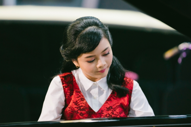 uyen linh thanh bui phan khich vi co be xinh xan hat cuc hay