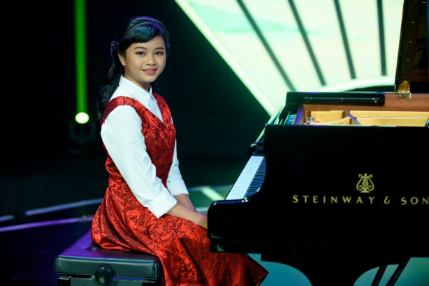 uyen linh thanh bui phan khich vi co be xinh xan hat cuc hay