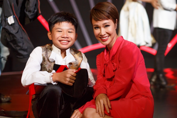uyen linh thanh bui phan khich vi co be xinh xan hat cuc hay