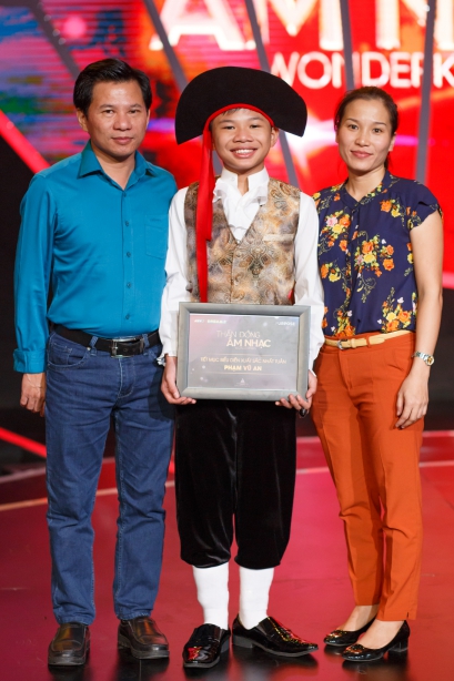uyen linh thanh bui phan khich vi co be xinh xan hat cuc hay