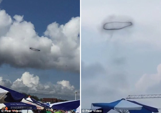 nguoi dan di bien phat hien chiec vong den lo lung tren bau troi mot luc sau no bien mat vao dam may