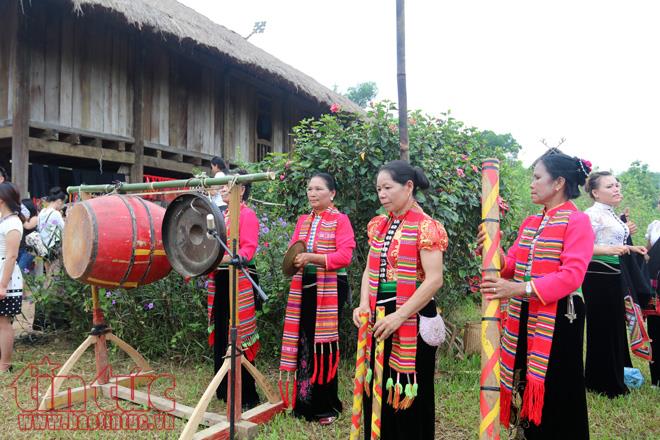 doc dao le hoi het cha cua dong bao dan toc thai