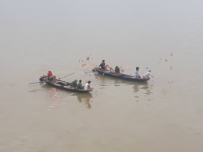 buon chuyen gia dinh nam thanh nien bo nha di roi nhay xuong song tu tu