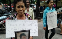 tiep tuc gia han dieu tra noi dau chat chong cua nguoi me co be gai 13 tuoi tu tu nghi bi hang xom hiep dam