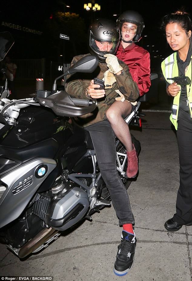 moi hen ho tro lai voi katy perry orlando bloom da bi bat gap vui ve voi gai la