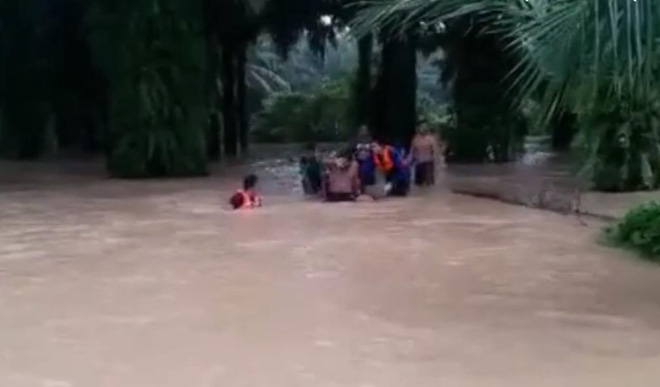 hon 50 nguoi chung tay keo chiec o to dua thi the nguoi phu nu gap nan ra khoi vung ngap lut nang