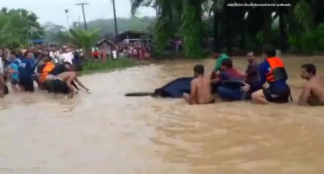hon 50 nguoi chung tay keo chiec o to dua thi the nguoi phu nu gap nan ra khoi vung ngap lut nang