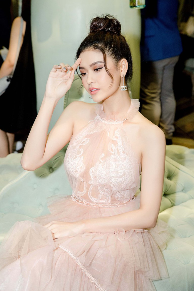 truong quynh anh va hoa hau quy ba bao ngoc xinh dep tua chi em sinh doi