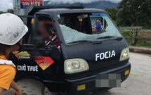 yen bai nguoi dan ong cam gach nem vo kinh o to khien 1 nguoi bi thuong nang