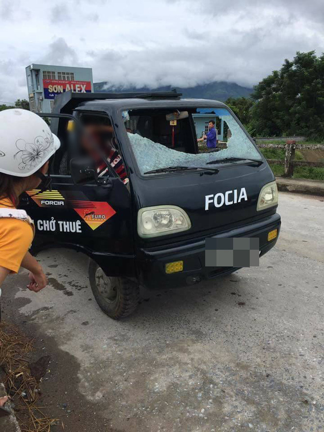 yen bai nguoi dan ong cam gach nem vo kinh o to khien 1 nguoi bi thuong nang