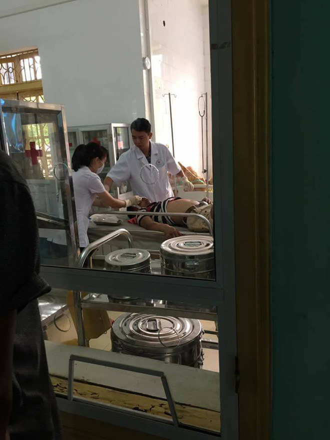 yen bai nguoi dan ong cam gach nem vo kinh o to khien 1 nguoi bi thuong nang