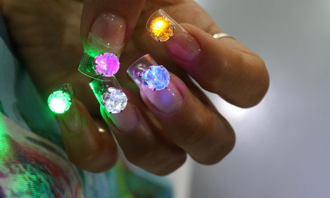 mot gan den led len mong tay de quay cho hay