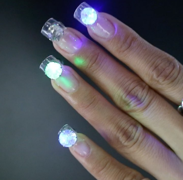 mot gan den led len mong tay de quay cho hay