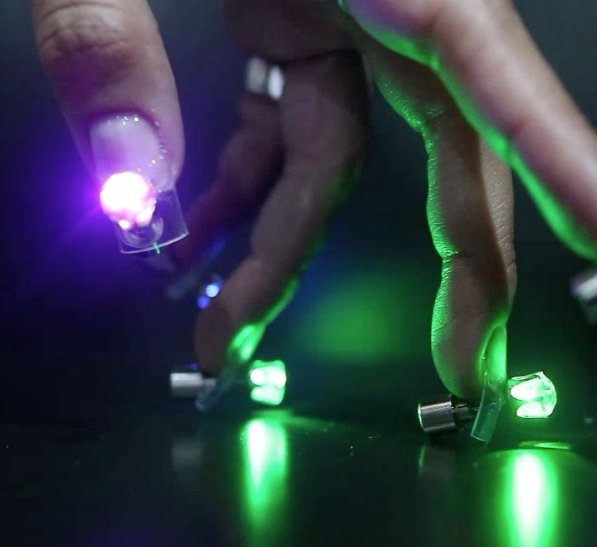 mot gan den led len mong tay de quay cho hay