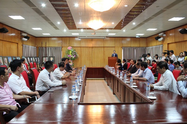 vufo trao tang ky niem chuong vi hoa binh huu nghi cho cong su han quoc