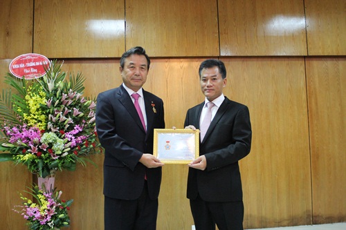 vufo trao tang ky niem chuong vi hoa binh huu nghi cho cong su han quoc