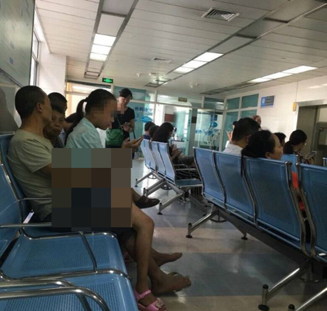 canh sat bat giu ga dan ong doi bai ngang nhien so soang co chau gai vi thanh nien giua phong cho benh vien