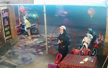 clip ba thanh nien dan canh cuop xe may truoc mat nu nhan vien quan an o sai gon