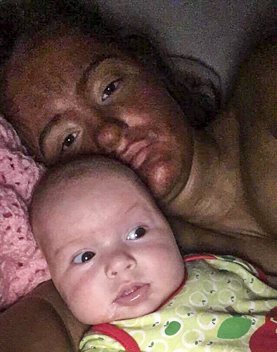 dang nhuom da thi vui mat ngu quen co gai tre bien thanh trau nga vao mo than