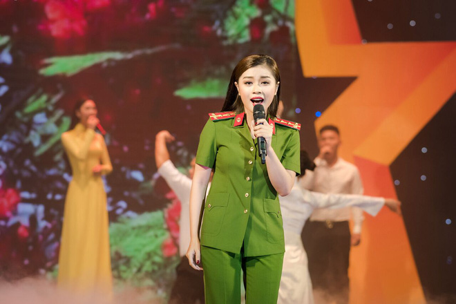 thu hang mac dong phuc cong an hoi ngo trong tan
