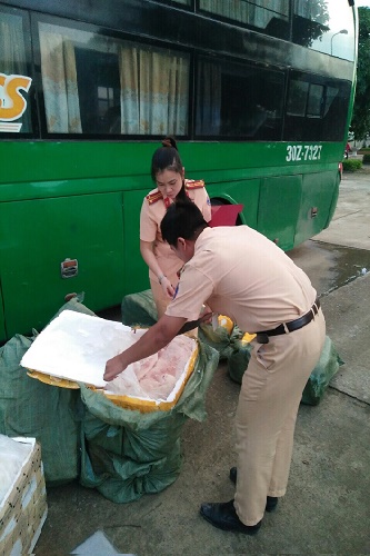 thanh hoa bat giu gan 1 tan thuc pham ban khong co giay to hop le