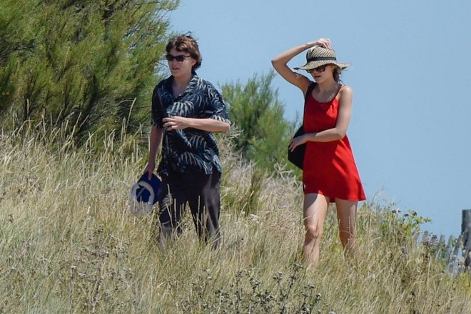 da 18 tuoi nhung con gai cua johnny depp van duoc me va ba cham lo tung li tung ti