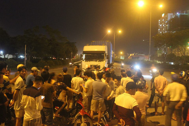 hai nam thanh nien o sai gon bi cuon vao gam container 1 nguoi tu vong