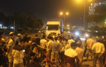 hai nam thanh nien o sai gon bi cuon vao gam container 1 nguoi tu vong