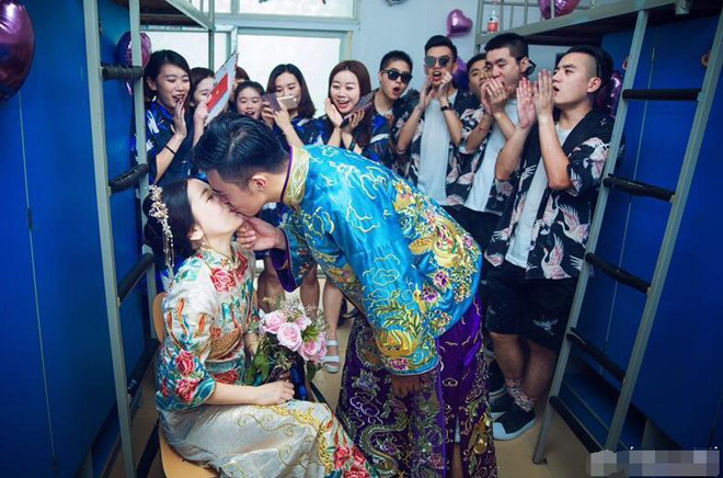 quen nhau tu thoi dai hoc cap doi ve truong cu to chuc hon le dam chat ngon tinh sau 6 nam yeu duong