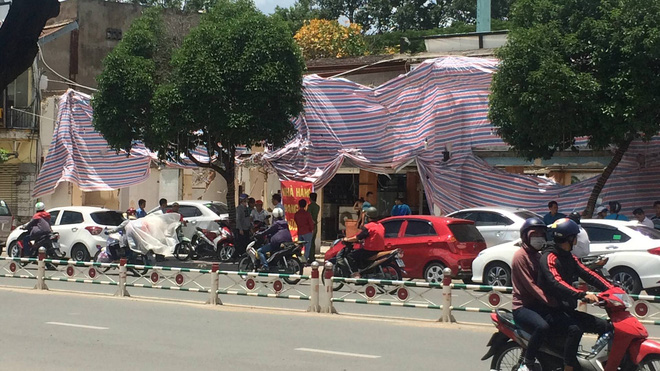 nam thanh nien dap pha xe o to cua tai xe grabcar toi lam theo lenh cua ba chu quan nhau