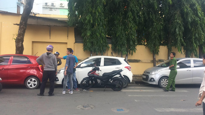 nam thanh nien dap pha xe o to cua tai xe grabcar toi lam theo lenh cua ba chu quan nhau
