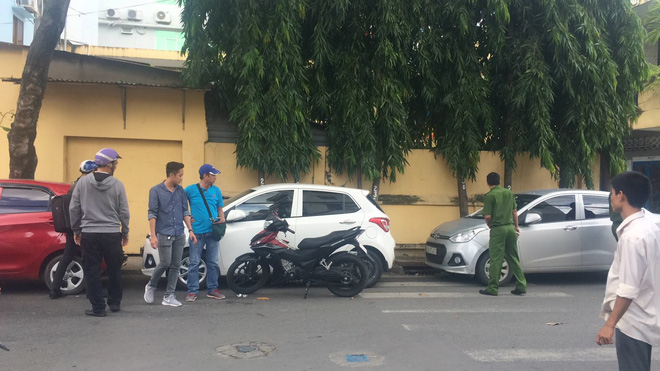 nam thanh nien dap pha xe o to cua tai xe grabcar toi lam theo lenh cua ba chu quan nhau