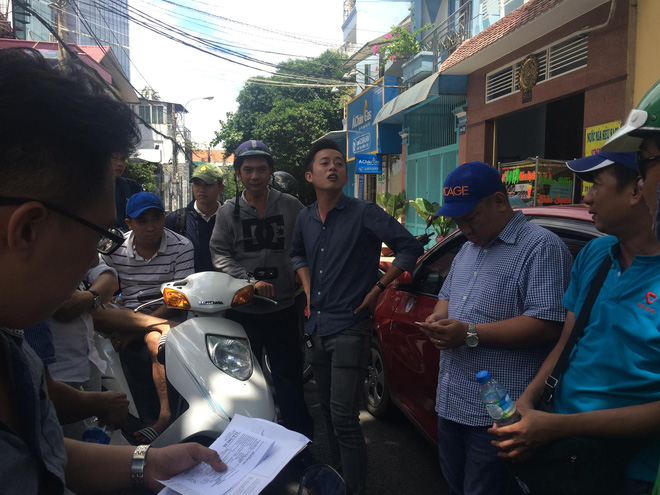 nam thanh nien dap pha xe o to cua tai xe grabcar toi lam theo lenh cua ba chu quan nhau