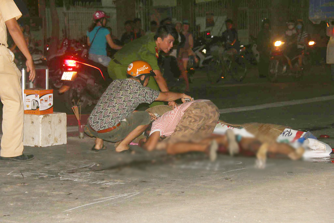 nguoi than khoc ngat ben thi the khong nguyen ven cua nguoi phu nu chet tham duoi banh xe tai
