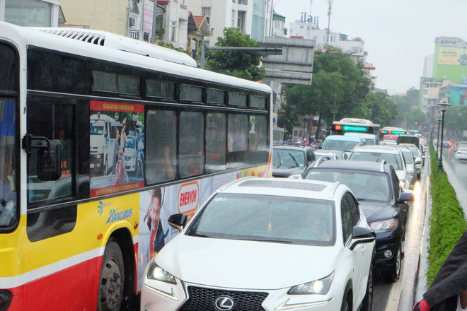 chum anh anh huong cua bao so 6 nguoi dan thu do chat vat trong con mua sang som