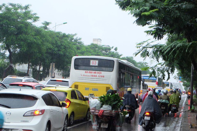 chum anh anh huong cua bao so 6 nguoi dan thu do chat vat trong con mua sang som