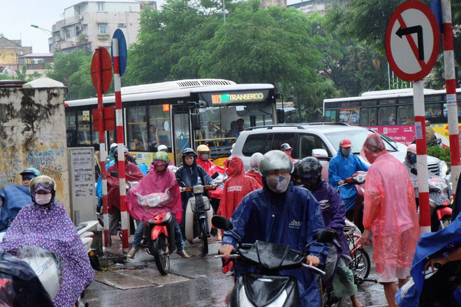 chum anh anh huong cua bao so 6 nguoi dan thu do chat vat trong con mua sang som