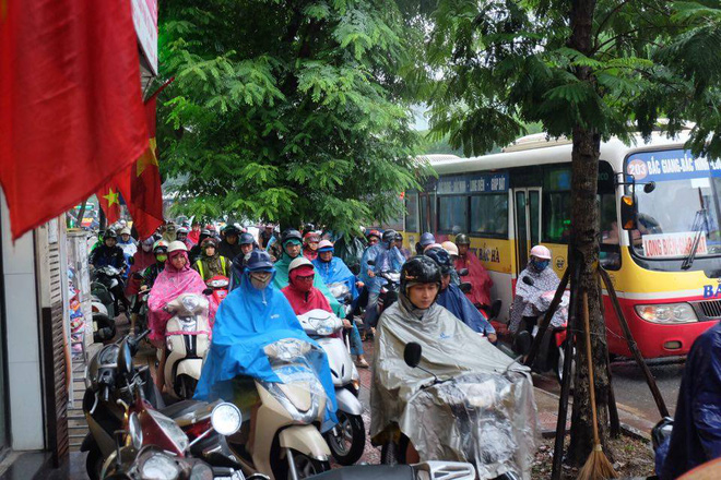 chum anh anh huong cua bao so 6 nguoi dan thu do chat vat trong con mua sang som