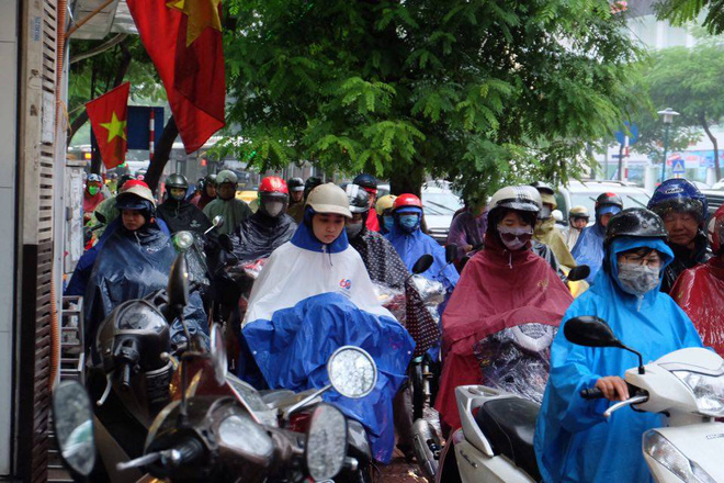 chum anh anh huong cua bao so 6 nguoi dan thu do chat vat trong con mua sang som