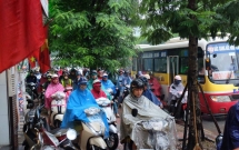 chum anh anh huong cua bao so 6 nguoi dan thu do chat vat trong con mua sang som