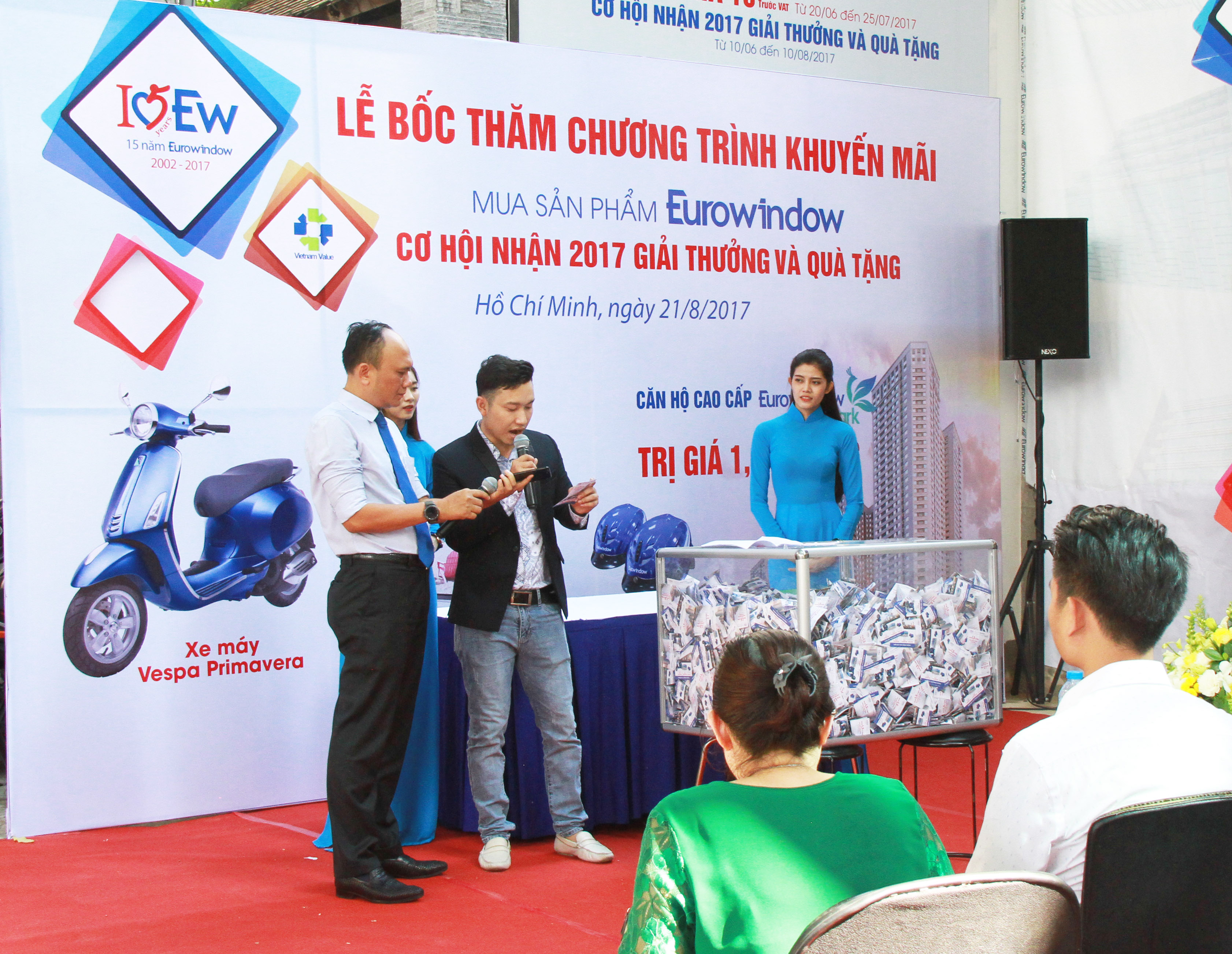 lo dien khach hang mua cua eurowindow trung thuong can ho cao cap 15 ti dong