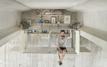 muon tim cho bi mat lam viec nguoi dan ong nay tim duoc mot dia diem lam van phong khong ai ngo